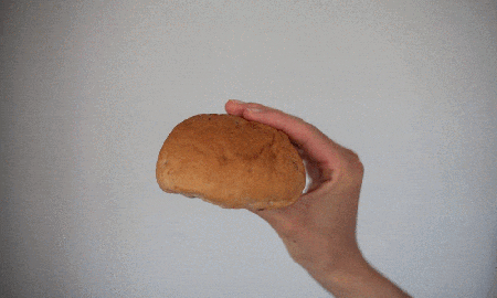 Miękka bułka w dłoni